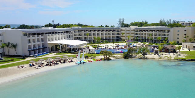 Blog Header Image - Royalton Negril: A Perfect Blend of Romance and Relaxation