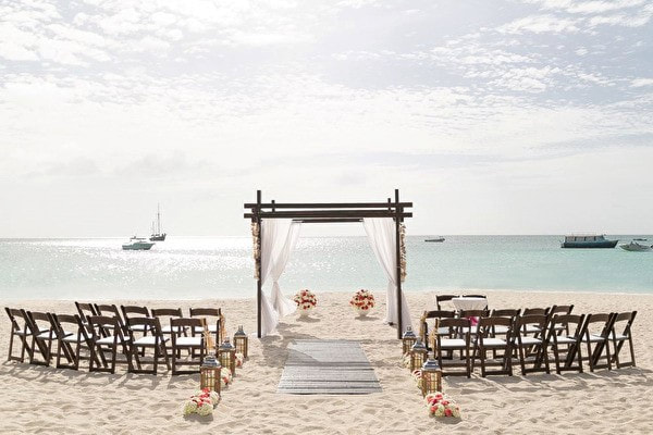 Relaxed Aruba destination wedding atmosphere