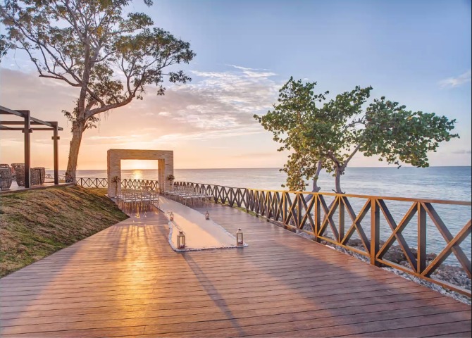 Blog Header Image - 5 Expert Destination Wedding Tips Every Couple Needs to Know