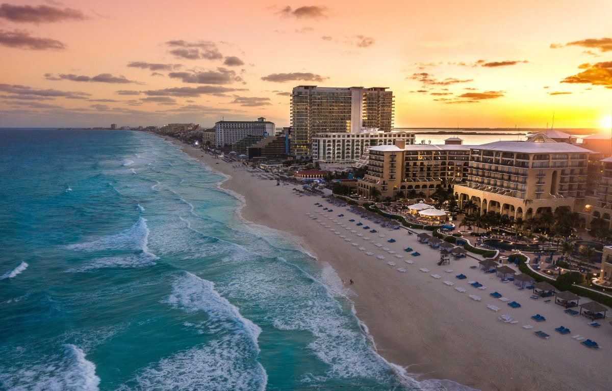 Elegant resort details for a Cancun destination wedding